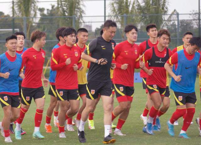 下半场易边再战，第68分钟，拉扎里右路下底横传门前卡斯特利亚诺斯转身打门太正被奥布拉克没收。